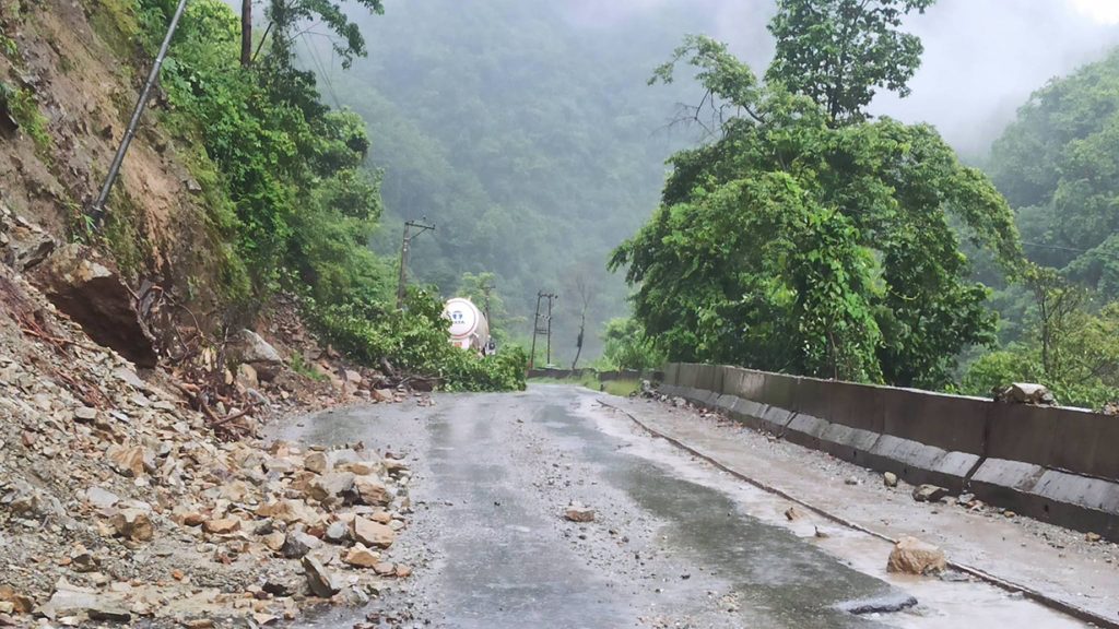 वर्षाले मुग्लिन-नारायणगढ सडकखण्डमा सवारी आवागमन प्रभावित