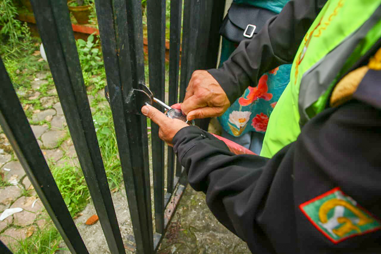 सार्वजनिक पुस्तकायलयमा लगाएको ताला खुल्यो